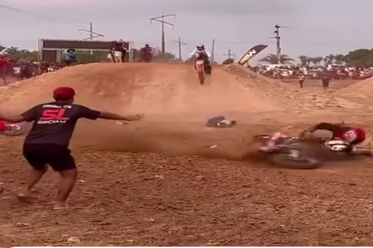 Imagem colorida mostra acidente de motocross - Metrópoles