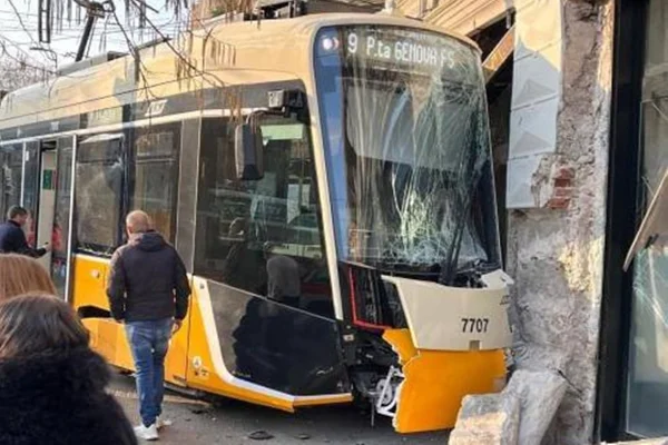 Bonde se envolve em colisão em Milão