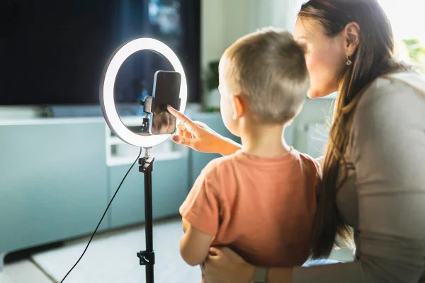 Foto colorida de uma mãe e um filho - Metrópoles
