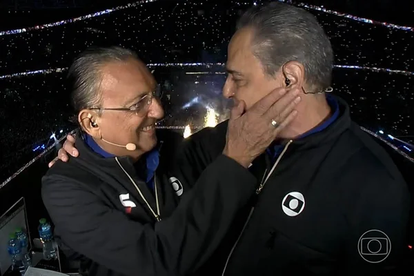 Galvão Bueno e Luis Roberto se cumprimentam na cabine de transmissão do estádio Lusail - Metrópoles