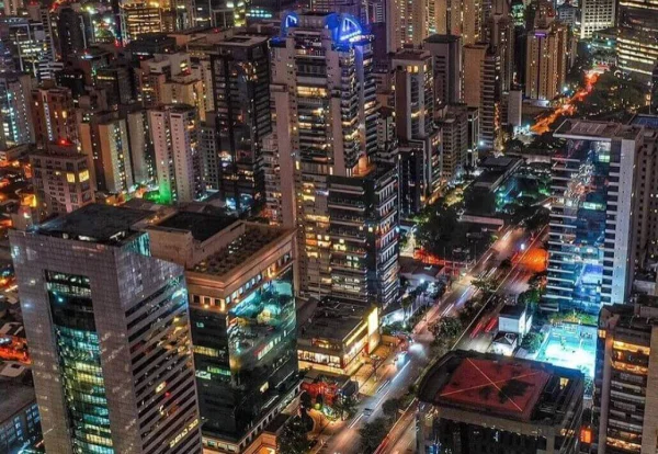 Vista aérea da Avenida Faria Lima, em São Paulo, durante a noite