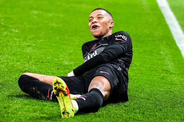 Com pênalti polêmico, Mbappé garante vitória do PSG na ausência de Messi e Neymar