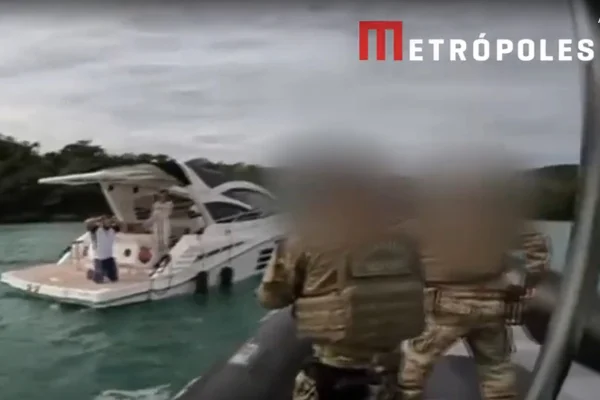 Vídeo mostra empresário preso ao tentar fugir em lancha de luxo