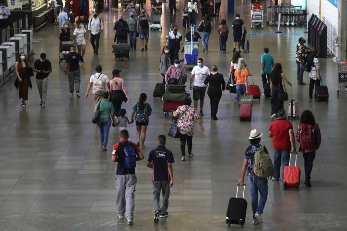 Em foto colorida movimentação de viajantes vindos do exterior no desembarque no Aeroporto Internacional de São Paulo, em Guarulhos 13 - Metrópoles