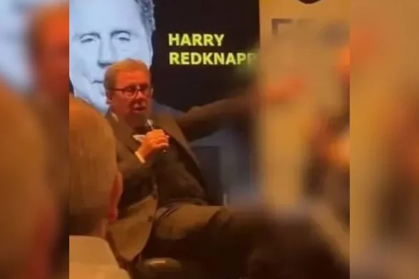 Foto colorida do ex-treinador Harry Redknapp fazendo saudação nazista - Metrópoles