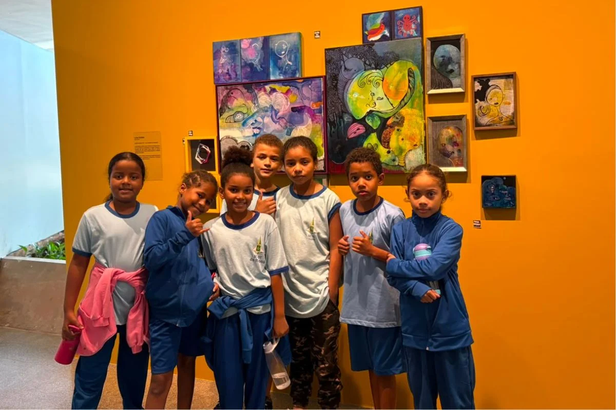 Entre pinturas, fotografias, esculturas e instalações, a empreitada convida o visitante a refletir sobre identidade, memória, território e pertencimento Entre pinturas, fotografias, esculturas e instalações, a empreitada convida o visitante a refletir sobre identidade, memória, território e pertencimento