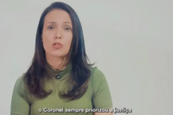 tenente Amália Paci é uma mulher morena, de cabelo liso