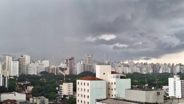 Imagem mostra chuva sobre área urbana - Metrópoles