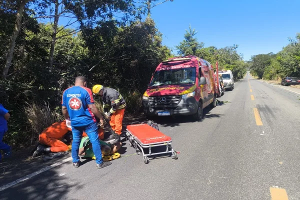 Carro cai em ribanceira e homem fica 3 dias à espera de socorro ao lado de corpos do pai e mulher