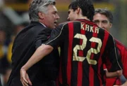 5) Carlo Ancelotti (Milan) - Com 160 partidas disputadas com a camisa do Milan, o meio-campista Carlo Ancelotti fez parte da equipe campeã da Taça dos Clubes Campeões Europeus de 1988–89 e 1989–90, o equivalente à Liga dos Campeões atualmente. Como treinador do time rubro-negro, Ancelotti deu sequência à carreira vitoriosa no clube. São 14 troféus conquistados, entre eles duas Liga dos Campeões (2002–03 e 2006–07) e um Mundial de Clubes (2007) 5) Carlo Ancelotti (Milan) - Com 160 partidas disputadas com a camisa do Milan, o meio-campista Carlo Ancelotti fez parte da equipe campeã da Taça dos Clubes Campeões Europeus de 1988–89 e 1989–90, o equivalente à Liga dos Campeões atualmente. Como treinador do time rubro-negro, Ancelotti deu sequência à carreira vitoriosa no clube. São 14 troféus conquistados, entre eles duas Liga dos Campeões (2002–03 e 2006–07) e um Mundial de Clubes (2007)