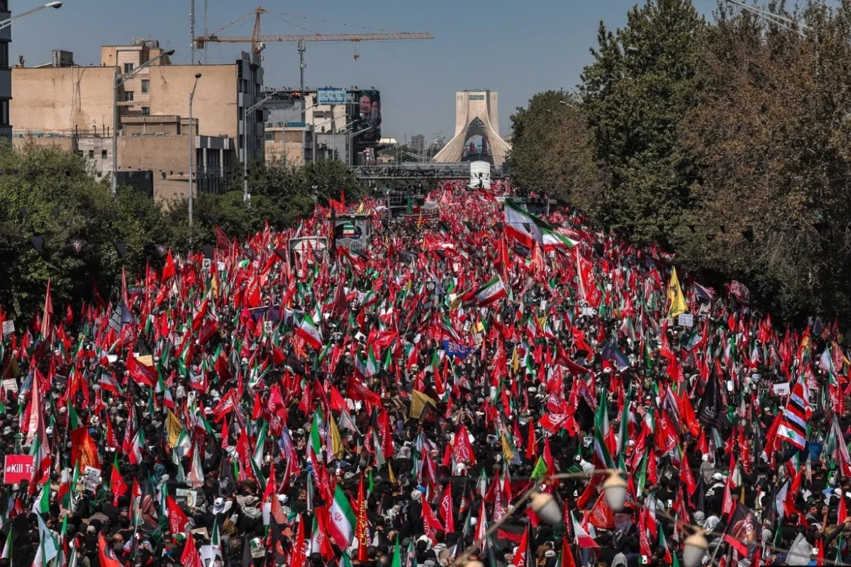 Iranianos caminhando na Praça Azadi (Praça da Liberdade) em Teerã Iranianos caminhando na Praça Azadi (Praça da Liberdade) em Teerã
