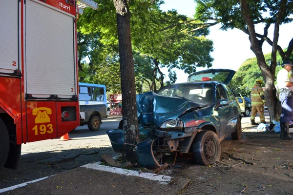 Motorista perde controle do veículo, bate em árvore e quatro pessoas ficam feridas na Asa Sul
