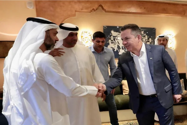 Imagem colorida, Mauro Mendes (União Brasil) e empresários, diretores comerciais e representantes de fundos estrangeiros em Abu Dhabi