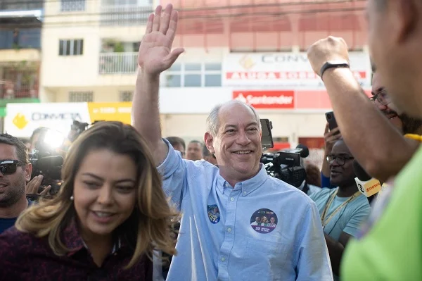 Após evento com empresários, Ciro fala de desemprego em comício no DF