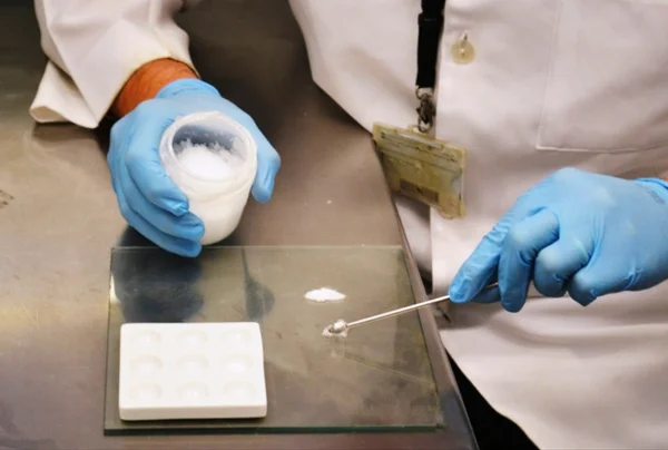 foto mostra farmacêutico da unicamp preparando solvente para analisar pró-drogas