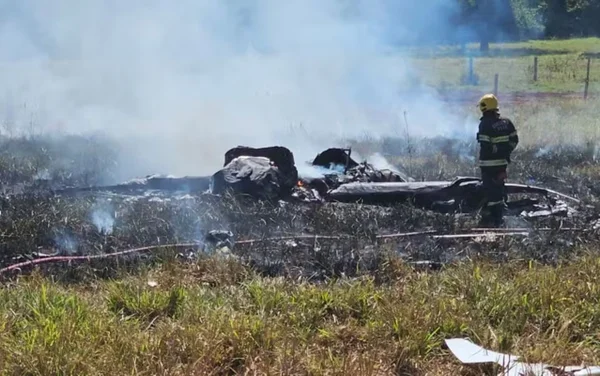 imagem colorida aviao de pequeno porte cai goias