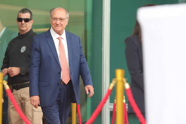 Alckmin vai de voo comercial a casamento de João Campos e Tabata