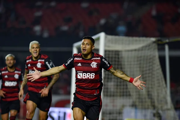 No contra-ataque, Flamengo vence São Paulo no Morumbi por 3 x 1