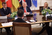 WASHINGTON, DC - AUGUST 18:  U.S. President Donald Trump hosts a meeting with Ukrainian President Volodymyr Zelensky and European leaders, including French President Emmanuel Macron (L) and Italian Prime Minister Giorgia Meloni at the White House on August 18, 2025 in Washington, DC. President Trump hosted President Zelensky at the White House for a bilateral meeting and an expanded meeting with European leaders to discuss a peace deal between Russia and Ukraine.  (Photo by Win McNamee/Getty Images)