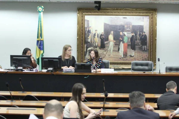 imagem colorida mostra bia kicis presidindo ccj da câmara - Metrópoles