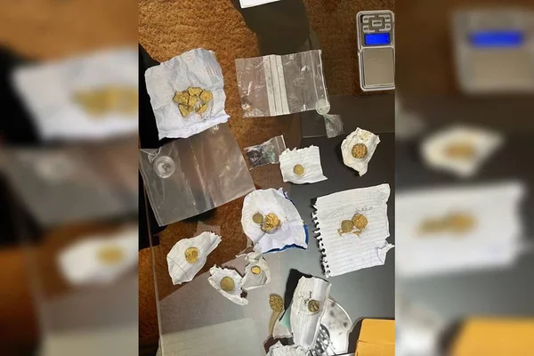 Papel e ouro em cima de mesa - Metrópoles