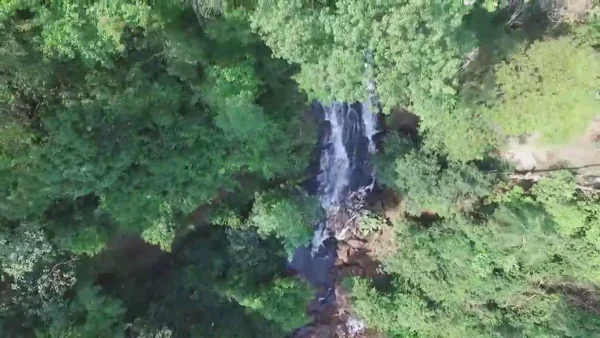 Jovem morre após fazer selfie em cachoeira com mais de 10 metros e cair