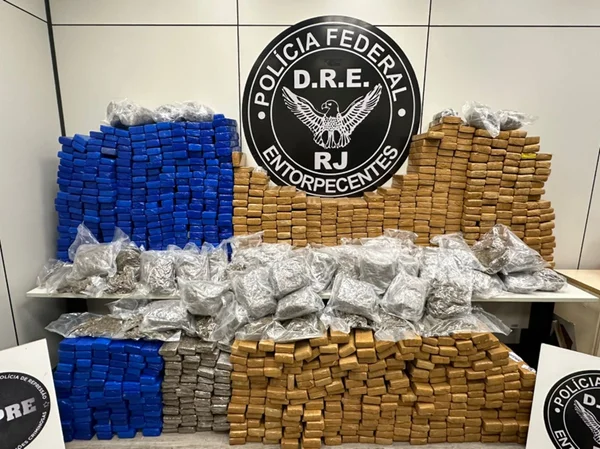 PF apreende cerca de 1 tonelada de drogas e prende motorista na Rodovia Presidente Dutra