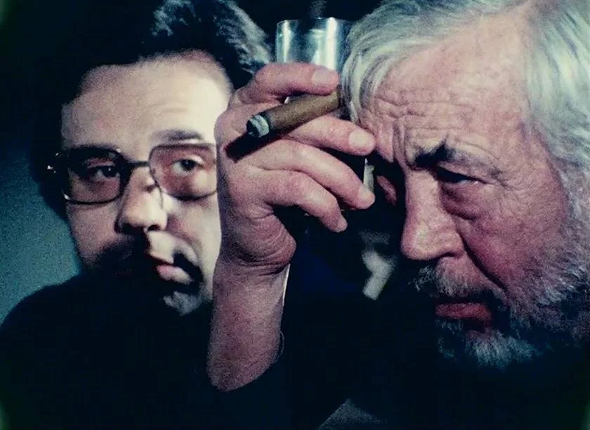 <b>O Outro Lado do Vento: 2 de novembro.</b> Finalizado quarenta anos após o início das filmagens, o derradeiro longa de Orson Welles (Cidadão Kane) acompanha um decadente diretor de cinema (John Huston) que tenta recuperar seu prestígio em Hollywood <b>O Outro Lado do Vento: 2 de novembro.</b> Finalizado quarenta anos após o início das filmagens, o derradeiro longa de Orson Welles (Cidadão Kane) acompanha um decadente diretor de cinema (John Huston) que tenta recuperar seu prestígio em Hollywood