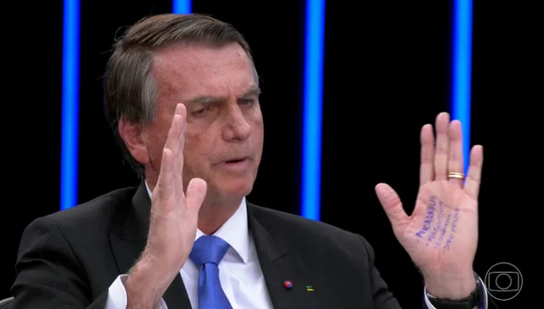 O que estava escrito na mão de Bolsonaro no JN
