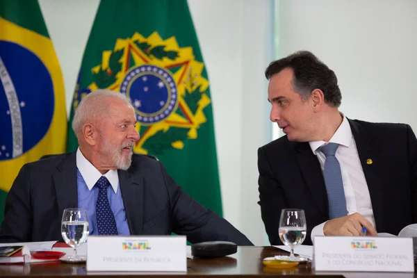 imagem colorida mostra presidente lula e rodrigo pacheco - Metrópoles