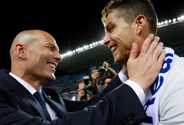 Foto colorida de Zidane e Cristiano Ronaldo - Metrópoles