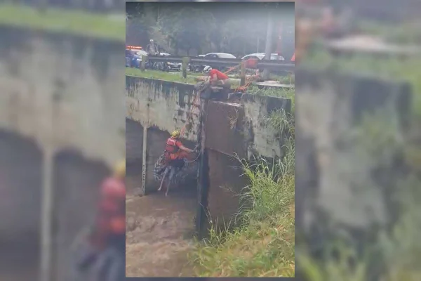 Imagem colorida de resgate do Corpo de Bombeiros