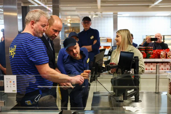 Foto do príncipe William usando monitor em caixa de cafeteria, onde esteve com Kate Middleton - Metrópoles