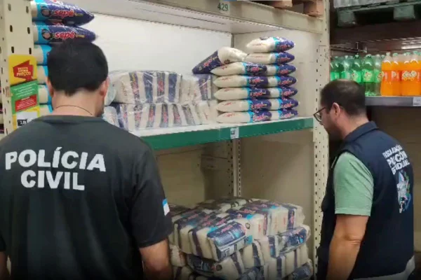 Foto colorida de agente durante ação em supermercado no Espírito Santo - Metrópoles