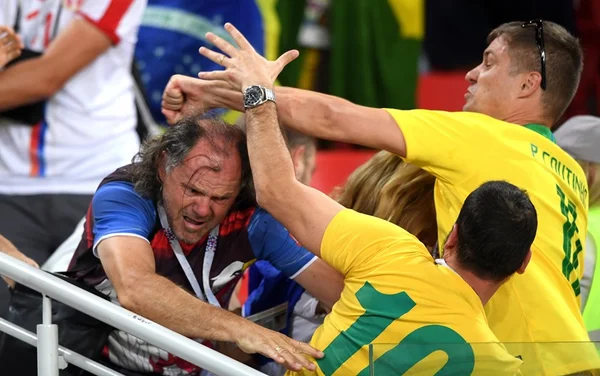 Torcedores de Brasil e Sérvia trocam socos na arquibancada do estádio