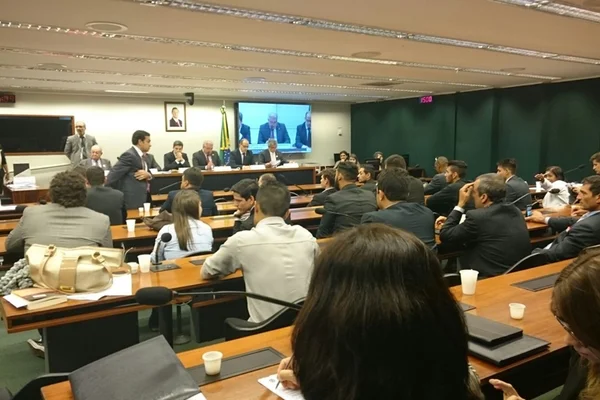 Clima quente em audiência pública no Congresso para debater a regulamentação do Uber no Brasil