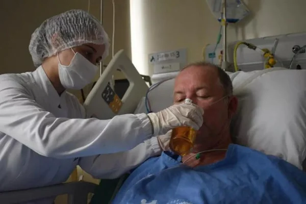 Paciente toma cerveja em UTI de SC e diz: “Dia sim e no outro também”