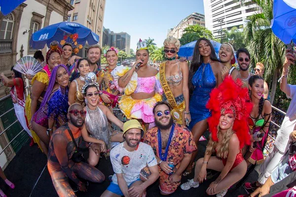 Carnageralda e Bloco da Preta reúnem famosos e cariocas na folia