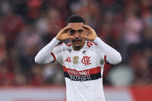 Foto colorida de Samuel Lino, jogador do Flamengo - Metrópoles.