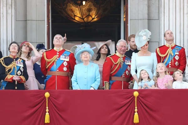 Foto colorida. Pessoas na varanda de um castelo