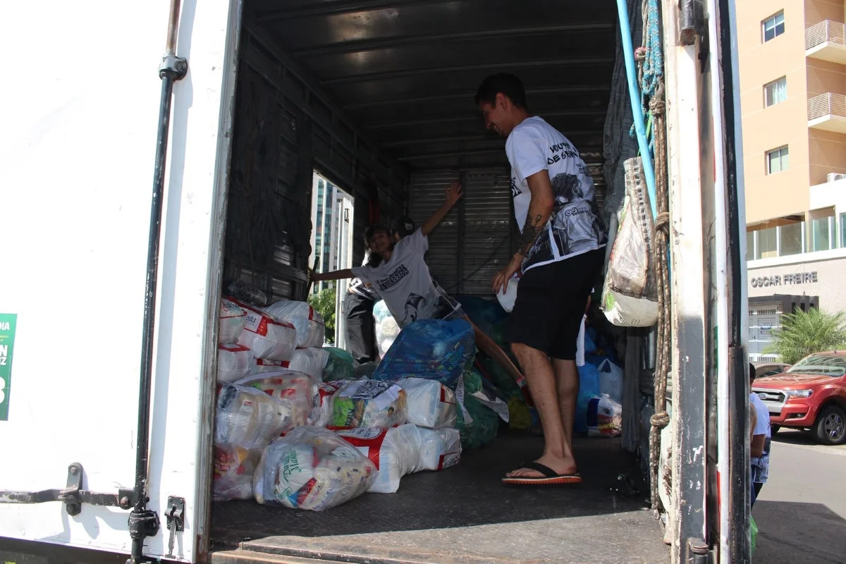 Foram doados alimentos, brinquedos, roupas e cobertores Foram doados alimentos, brinquedos, roupas e cobertores