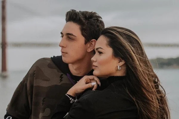 Filha de Kelly Key fica presa fora de casa e namorado quer urinar