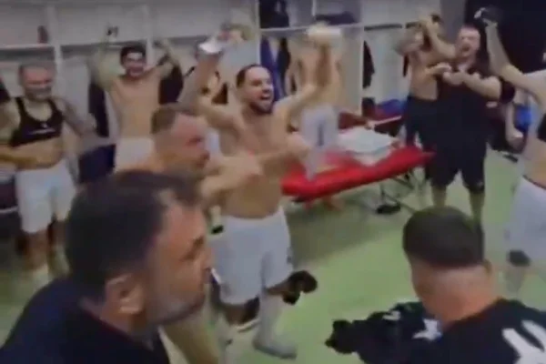 Print de um vídeo de Ardian Bardhi, presidente do Dinamo City, da Albânia - Metrópoles
