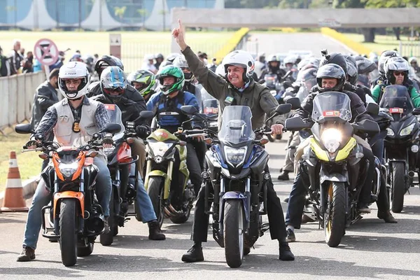Presidente Jair Bolsonaro durante passeio de moto pelas ruas de Brasília.