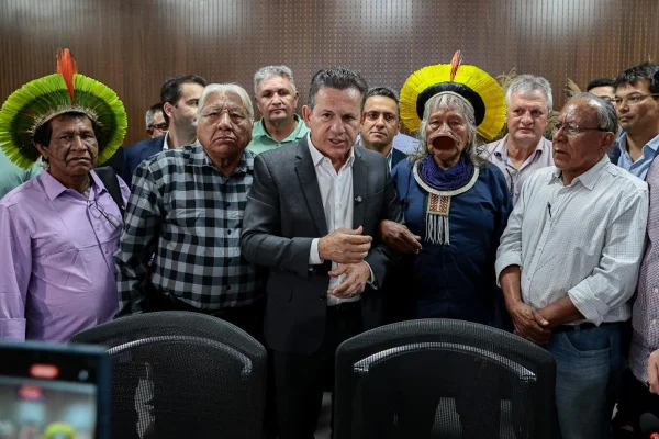 Foto colorida do governador de Mato Grosso, Mauro Mendes, e do cacique Raoni - Metrópoles