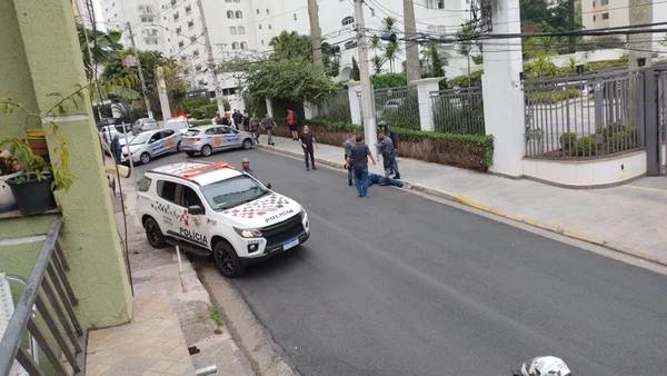 Foto colorida mostra viatura da PM em frente a prédio de genro de Abdelmassih