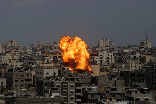 Israel e Gaza têm 2º dia de conflito com ataques aéreos e foguetes