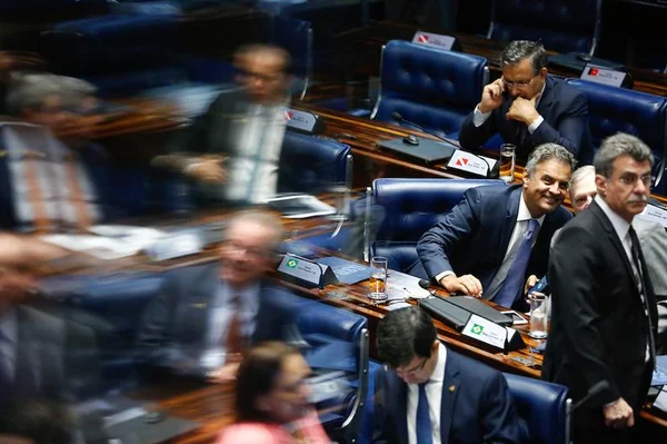 Decisão do STF sobre irmã anima Aécio, afirma advogado