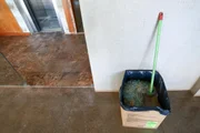 Lixeira com os cacos de vidro Lixeira com os cacos de vidro