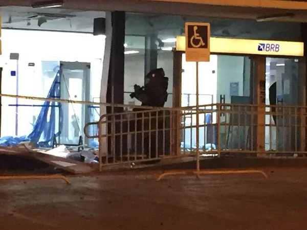 Vândalos destroem sede do BRB e jogam bomba dentro do Banco do Brasil